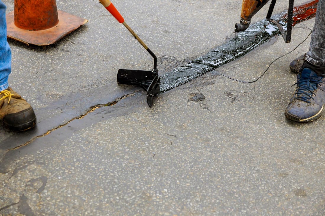 Asphalt Sealcoating & Crack Filling