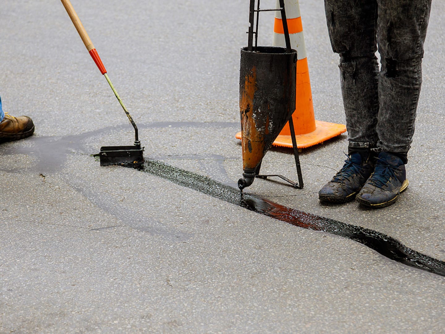 Asphalt Sealcoating & Crack Filling